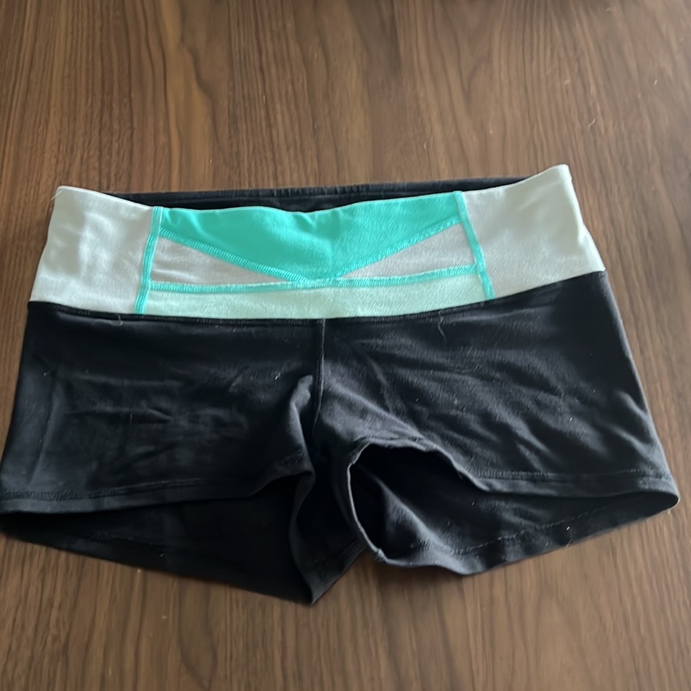 Size 6 lulu lemon workout shorts reversible